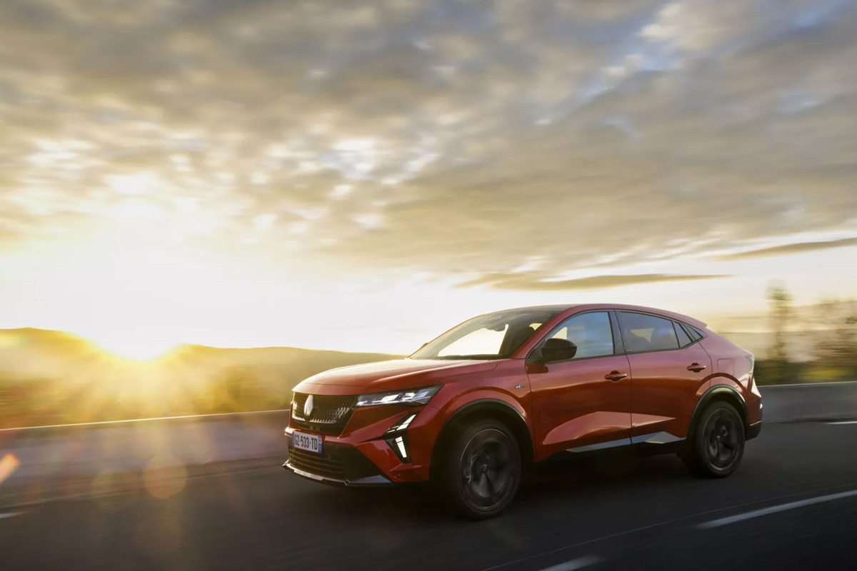 Renault Rafale Fahrt bei Sonnenuntergang