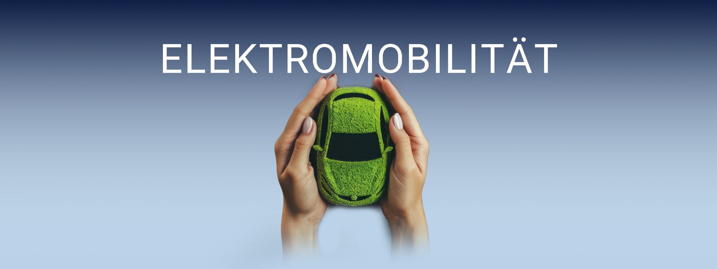 Zwei Hände, die ein grünes, moosbedecktes Modellauto behutsam umschließen. Darüber steht in großen Buchstaben das Wort "ELEKTROMOBILITÄT".