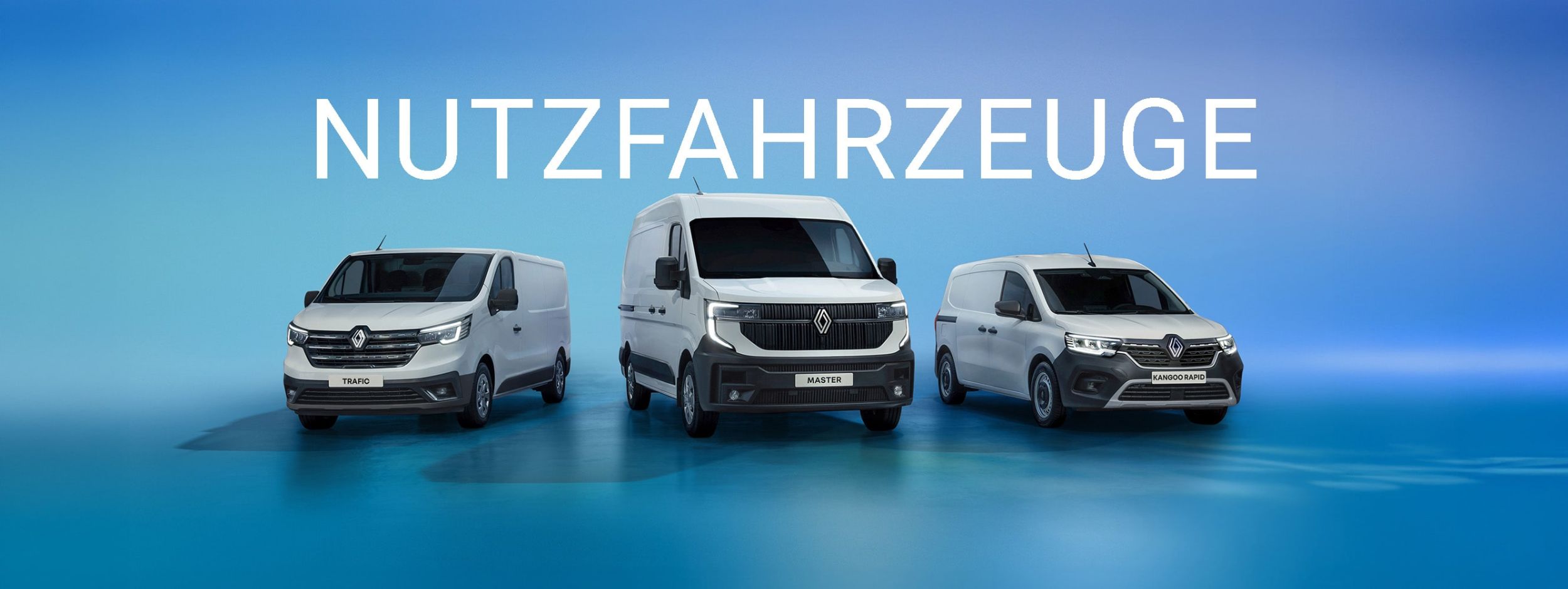 Weiße Renault-Nutzfahrzeuge (Trafic, Master und Kangoo Rapid) nebeneinander vor einem blauen Hintergrund.