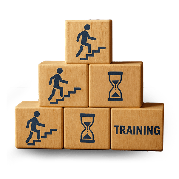 Fünf Holzwürfel, die zu einer kleinen Pyramide gestapelt sind. Auf den Würfeln sind verschiedene Symbole abgebildet: Person, Treppe, Sanduhr und Wort „TRAINING“.