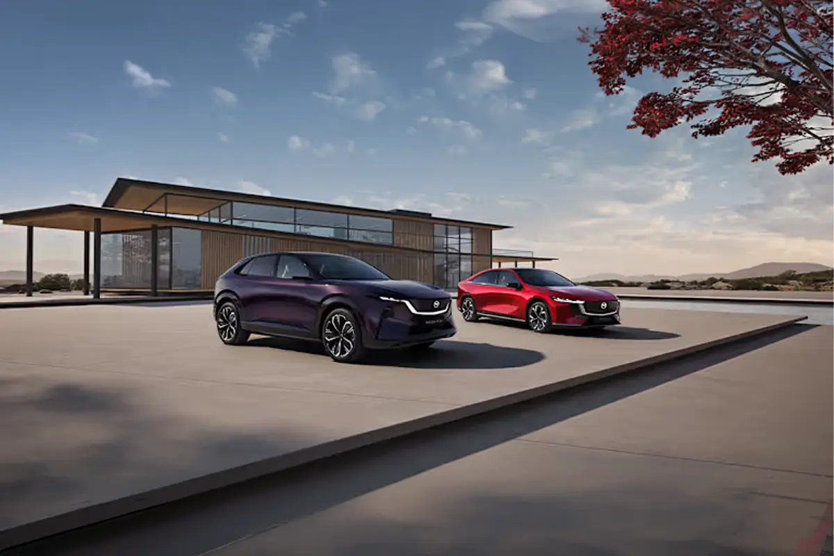 zwei Mazda Modelle vor einem Gebäude