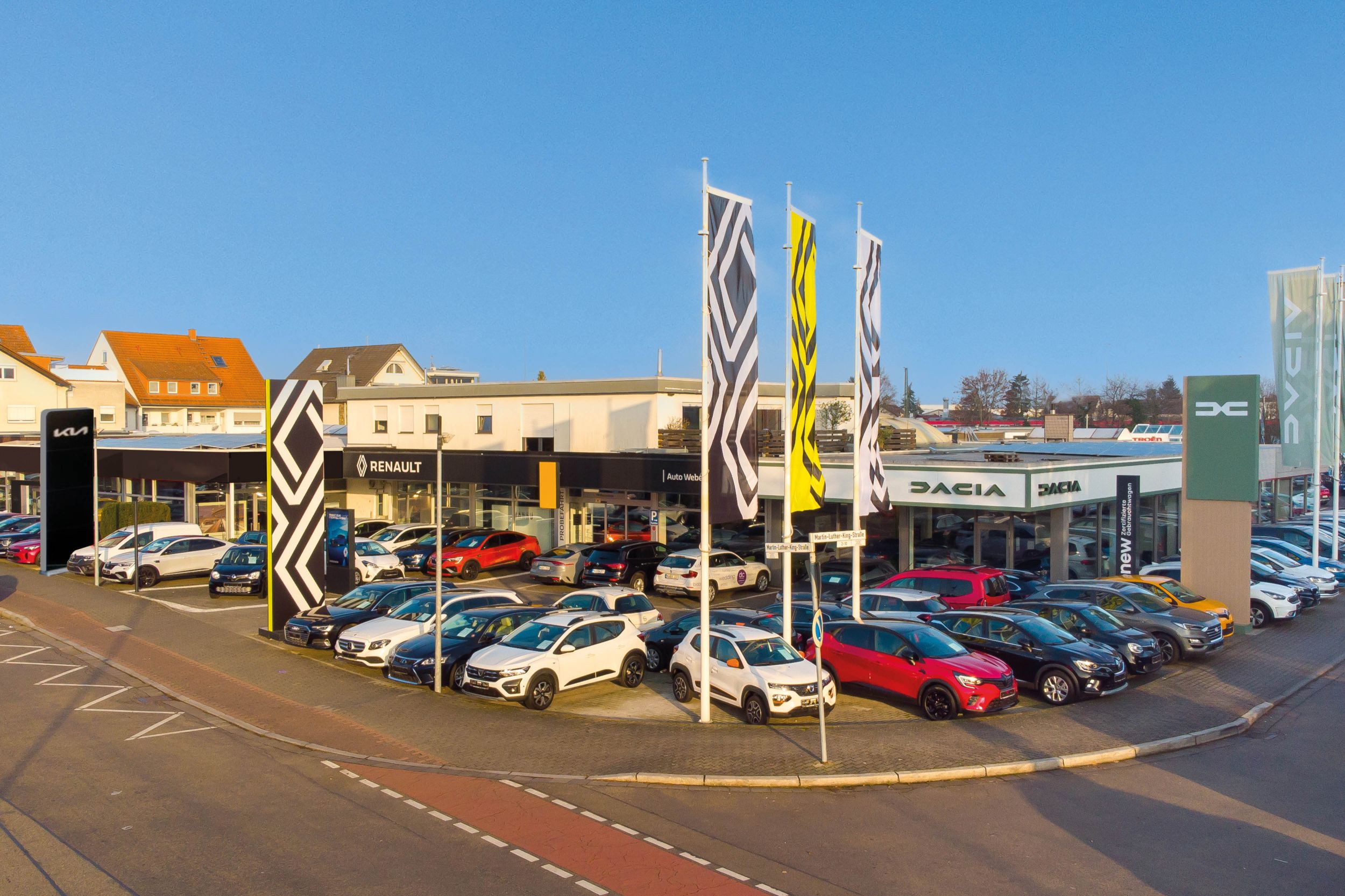 Moderne Autohaus-Anlage an einer Straßenecke.