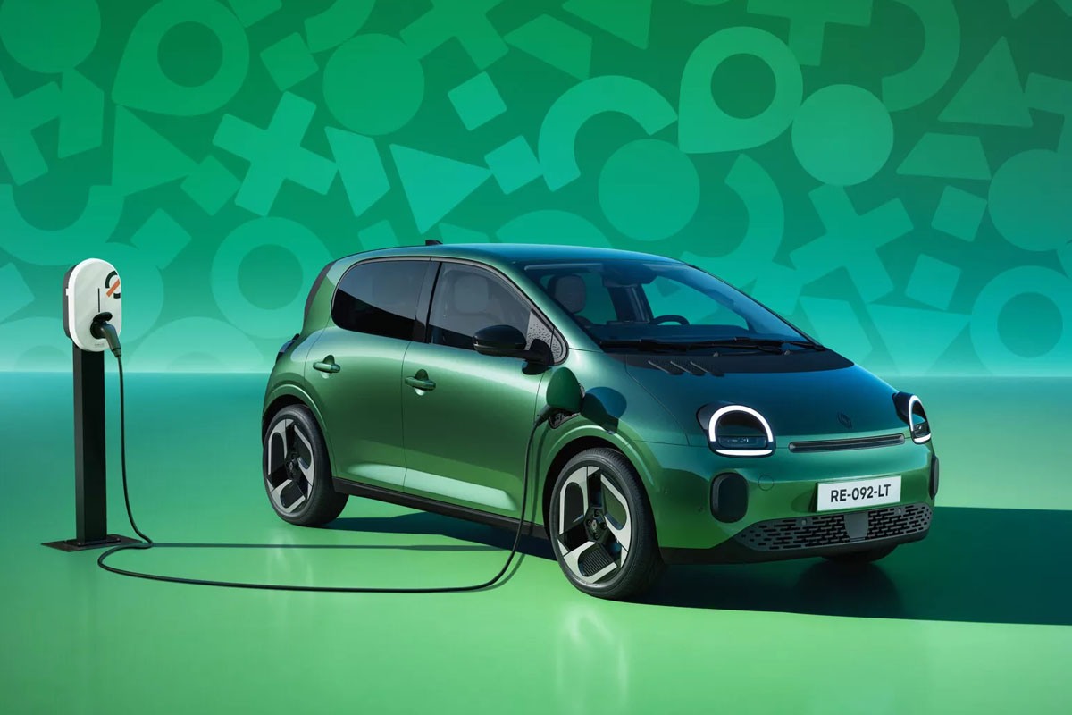 grüner Renault Twingo an der Ladesäule